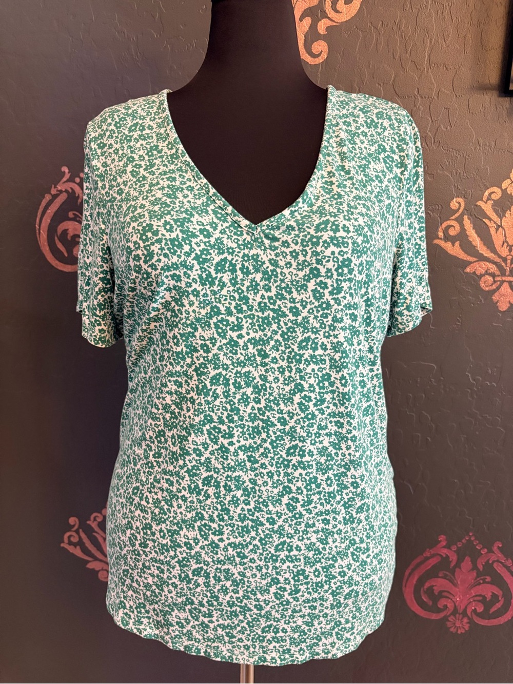 Old Navy Green and White Floral V-Neck Tee
